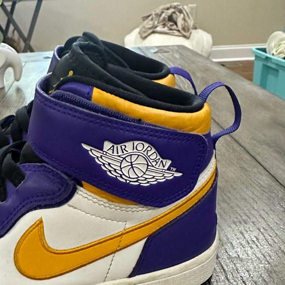 Jordon 1 High Fly Ease Shoes - Picture 4 of 16